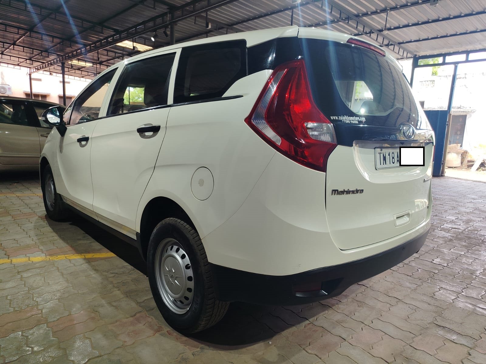 Mahindra Marazzo M2